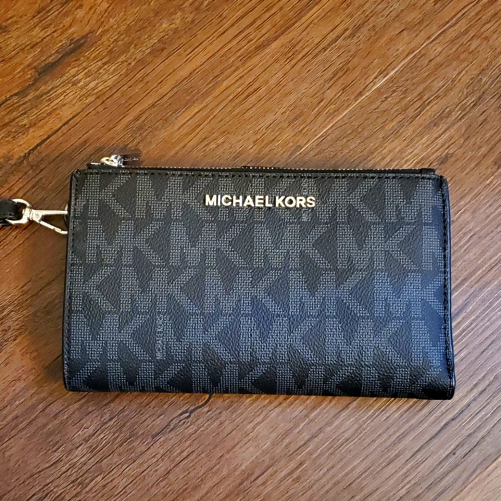 Purse/wristlet